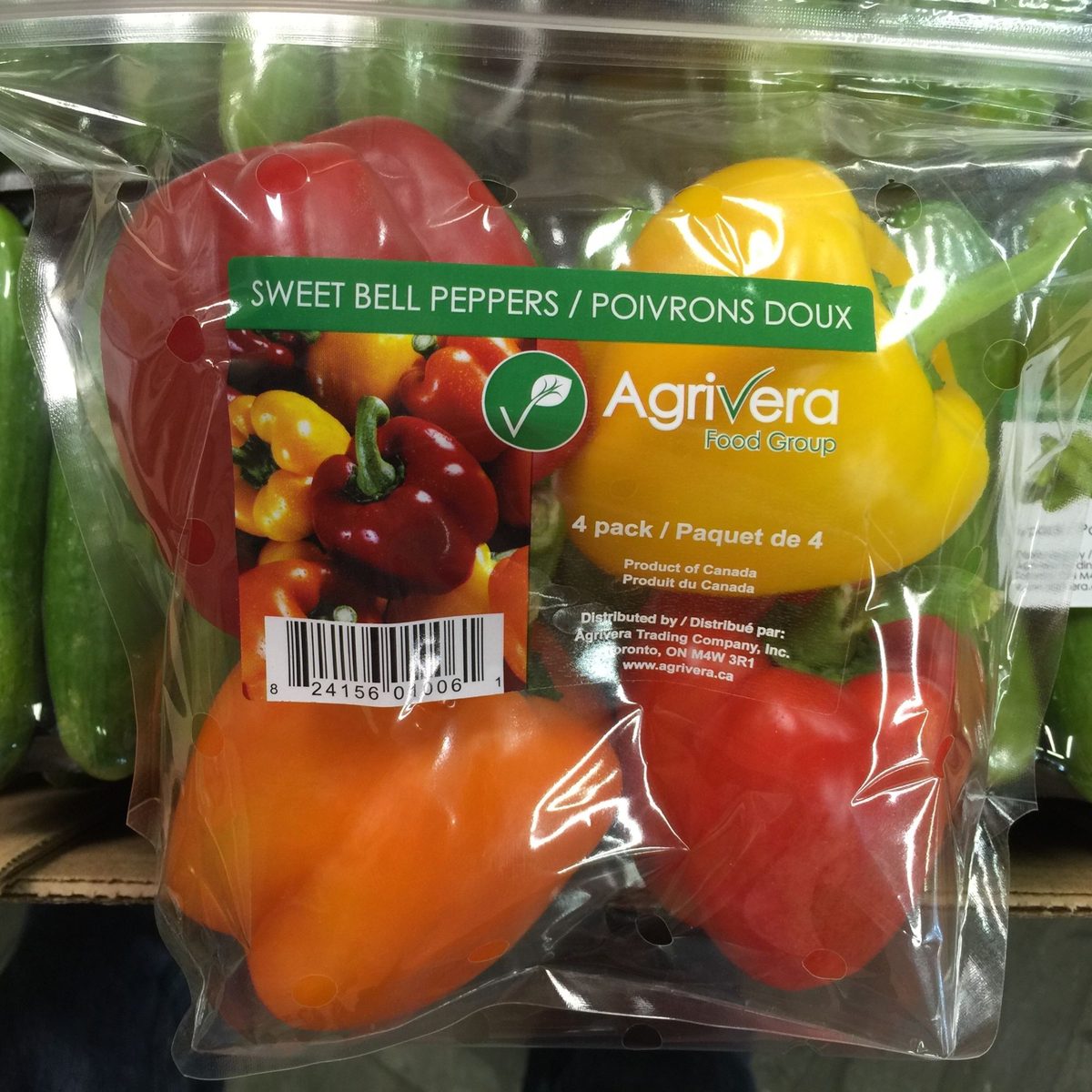 Un paquete sellado de cuatro pimientos morrones rojo, amarillo y naranja para venta minorista, bajo la marca Agrivera Food Group