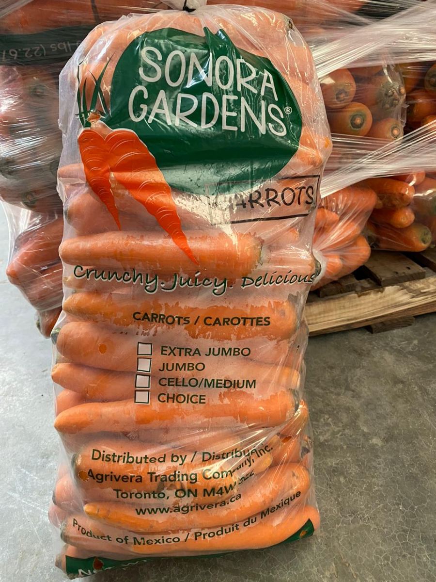 Un sac Sonora Gardens de carottes, dont le panneau imprimé énumère extra jumbo, jumbo, cello-medium et choice, distribué par Agrivera Trading Company à Toronto