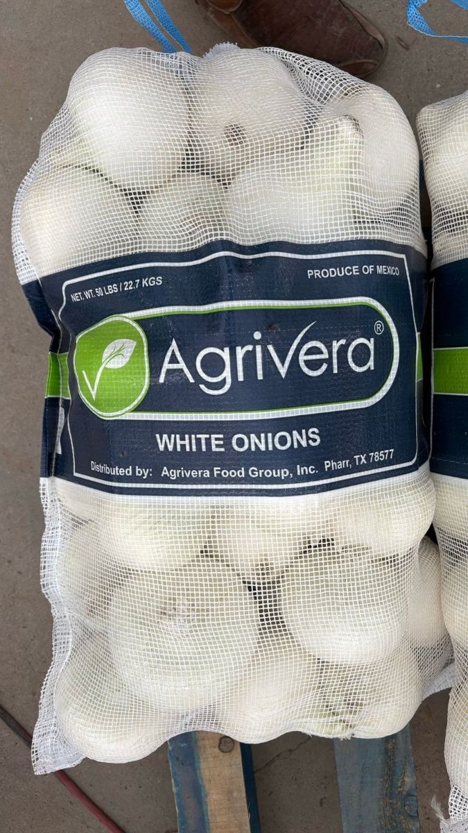 Un filet Agrivera d’oignons blancs, 50 lb net, distribué par Agrivera Food Group à Pharr, au Texas, produit du Mexique