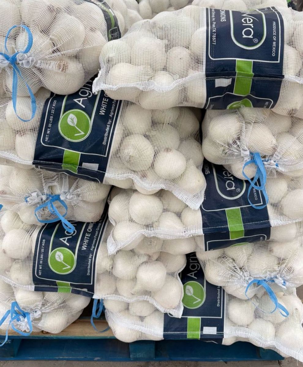 Des sacs Agrivera d’oignons blancs de cinquante livres empilés sur une palette